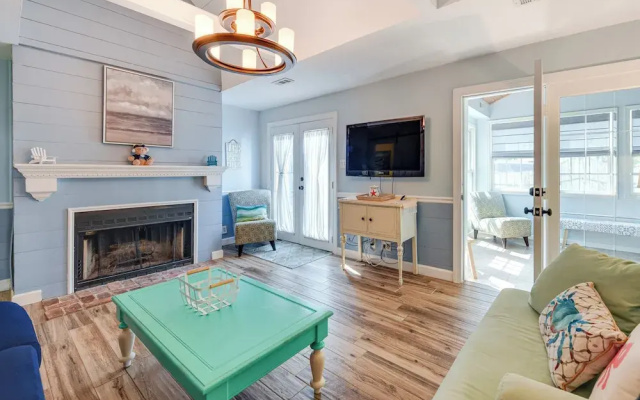 Fish, Swim & Boat: Colonial Beach Bungalow