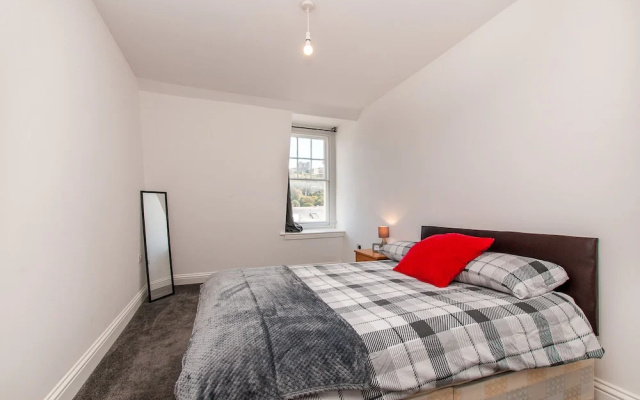 2 Bed Flat in Pedestrianized High Street