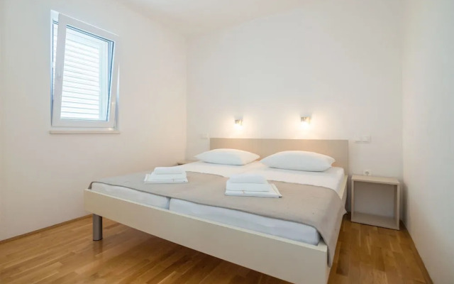 Apartments and Room Maestral