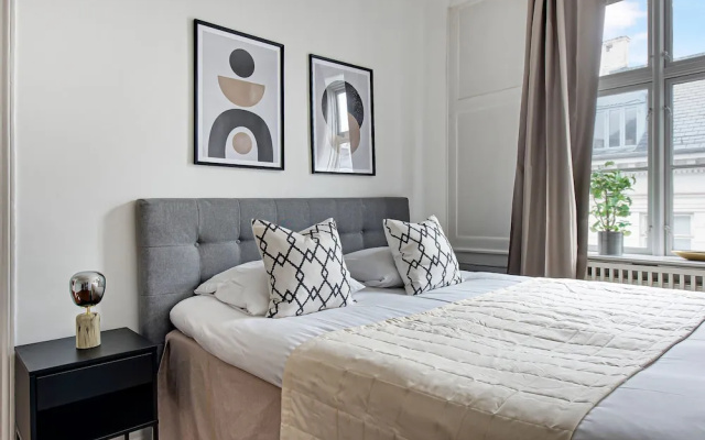 Square - Spacious 6-bdr Apt Near Nyhavn