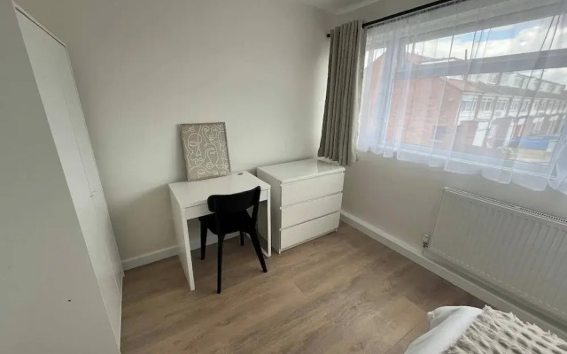 Cozy Cromwell Cottage in Croydon