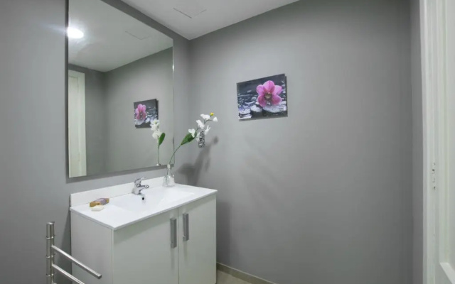 Light and bright apartment in central Valencia