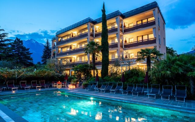 Отель Zea Curtis Garden Residence Меран вид на фасад