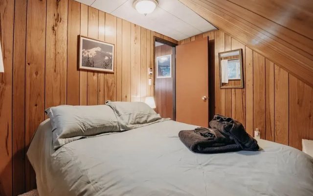 63mbr - Hot Tub - Bbq - Pets Ok - Wifi - Sleeps 6 2 Bedroom Home by RedAwning