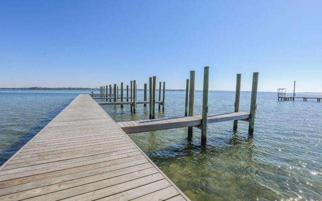 Spacious Home with Waterfront View-Welcome Pets