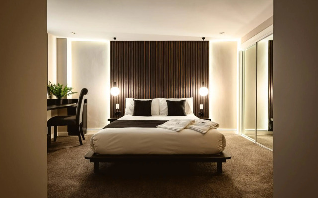 The Acacia, Luxury with Private Balcony + Parking