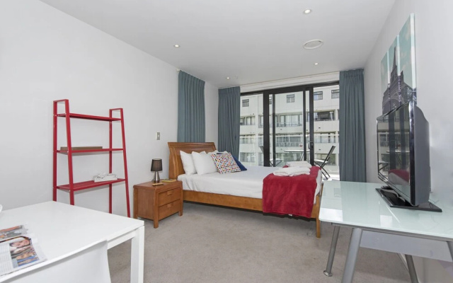 Colourful Bright Studio, Queens Resid, Pool & Gym