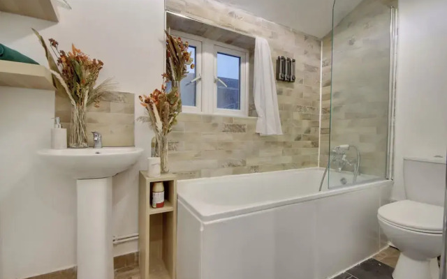 Southsea 4BR Getaway with Private Yard