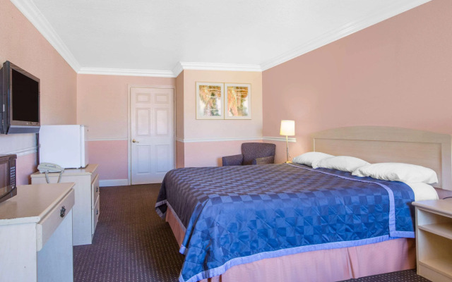 Super 8 By Wyndham Hayward Downtown