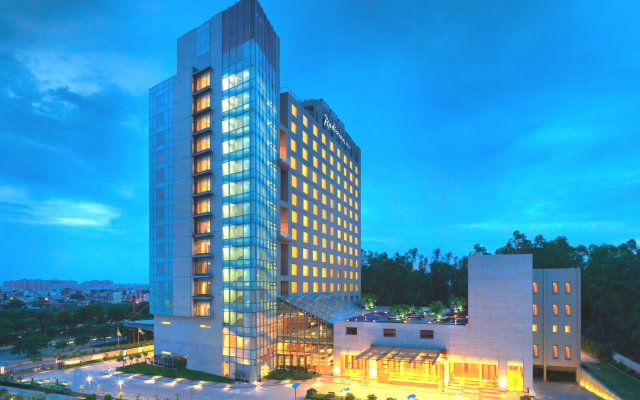 Отель Radisson Blu Hotel Greater Noida Индия, Большая Нойда - отзывы, цены и фото номеров - забронировать отель Radisson Blu Hotel Greater Noida онлайн вид на фасад