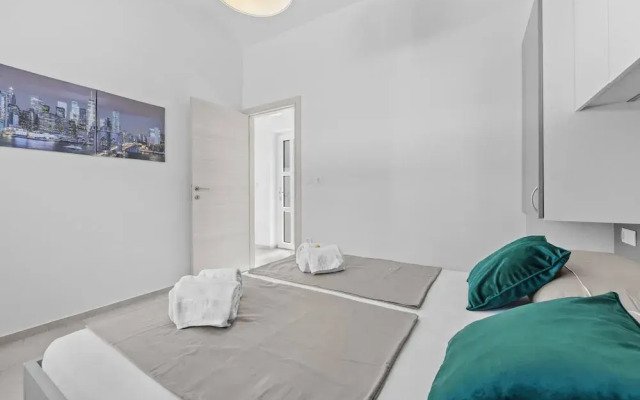 Cosy Apartment Near Rock Beach