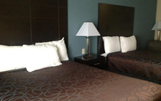La Plaza Inn & Suites