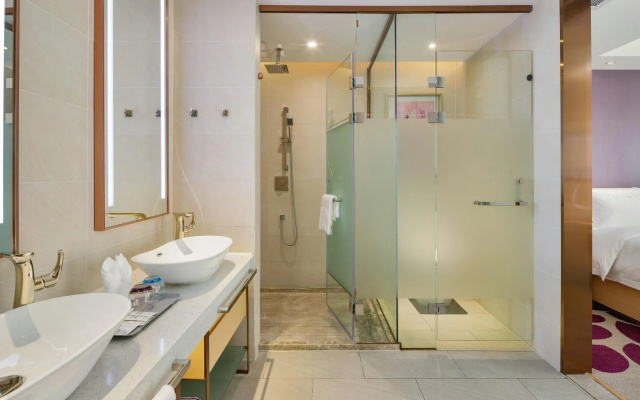 Lavande Hotel Longchuan East
