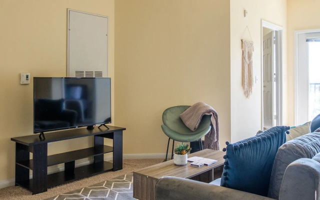 1 and 2 BR Apts in Downtown by Frontdesk