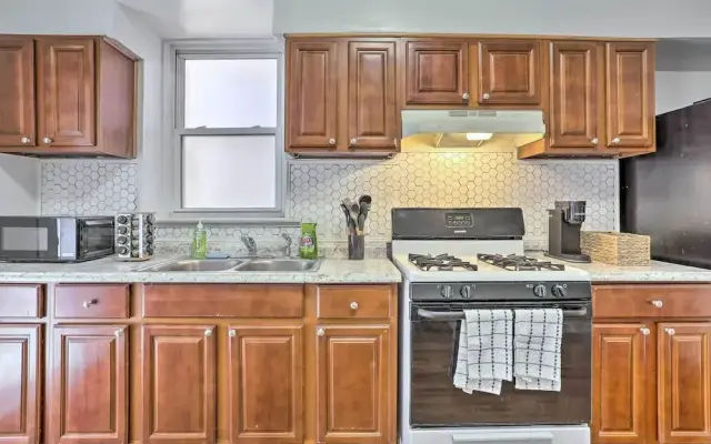 Updated Bayonne Townhome ~ 11 Mi to Nyc!