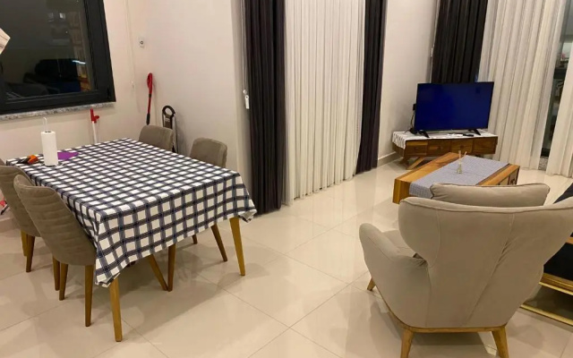 cozy 2 bedroom condo with pool and amenities