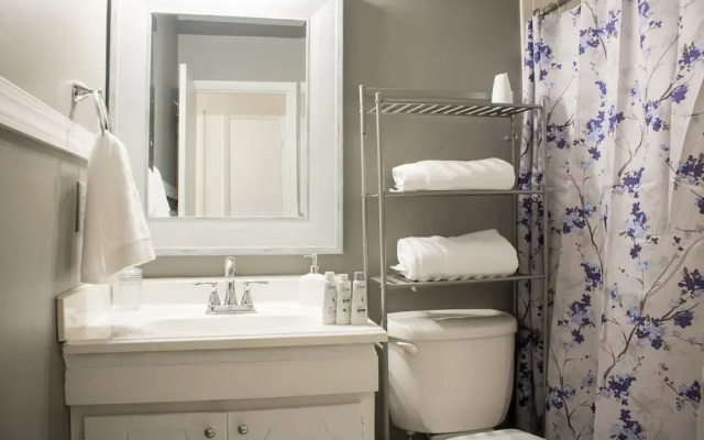 Luxury 2 Bed Condo Near Downtown