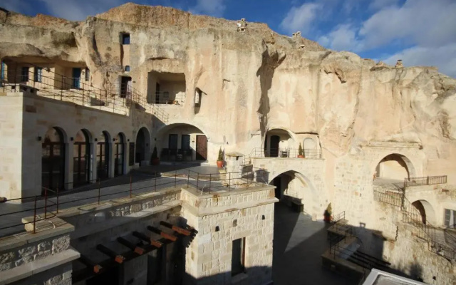 1811 Cave Hotel