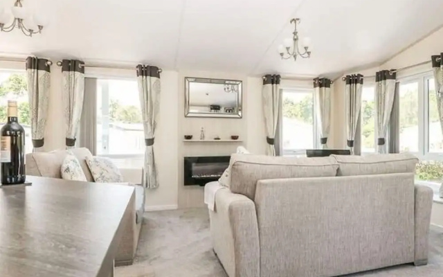Lavish Holiday Home in Saint Leonards With Swimming Pool