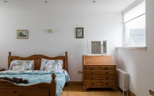 Specious Family Kensington 5-bed House, Sleeps 10
