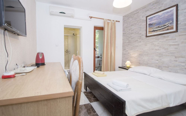 Apartments and rooms Eugenia
