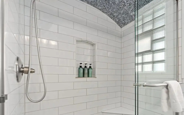 Historic Mountain Ave Bungalow - Walk Everywhere!