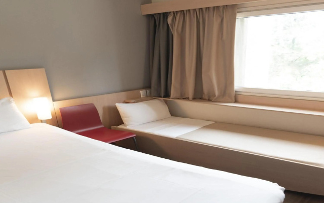 Ibis Pilar