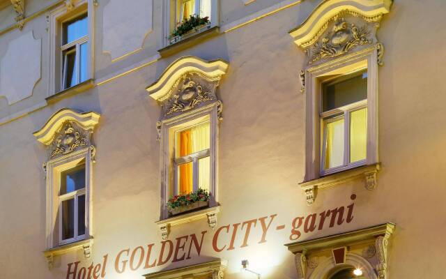 Отель Golden City вид на фасад