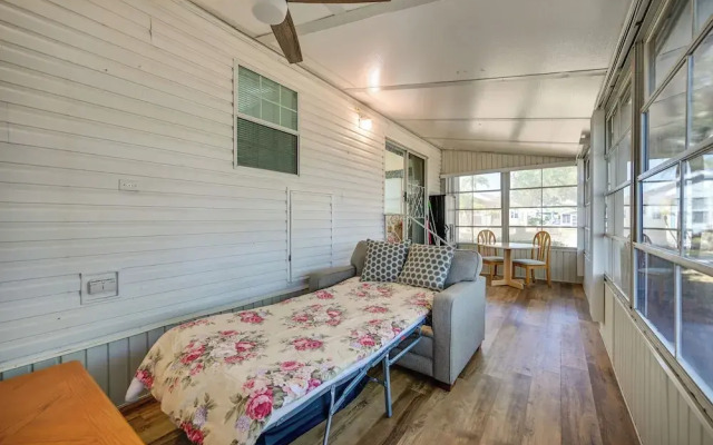 Bright Home: Pool Access & Screened-in Porch!