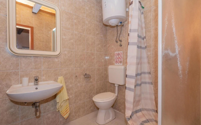 Beautiful Apartment in Sucuraj With 2 Bedrooms and Wifi