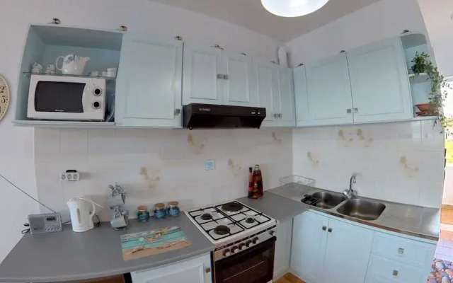 Blue House Beach Apartment - Sleeps 4 & Balcony