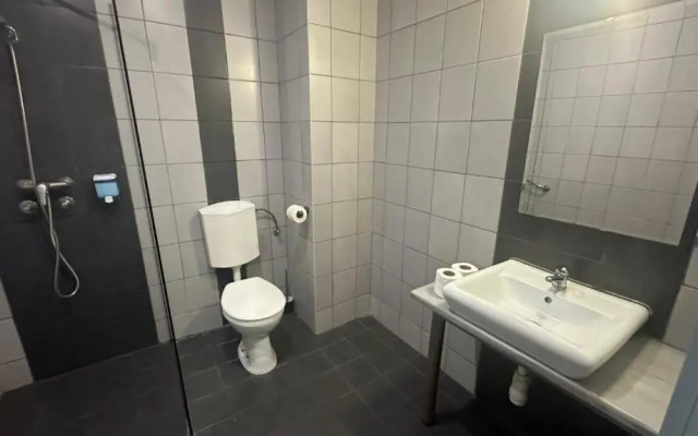 FREE PARKING, FREE BREAKFAST, only 15 minutes to City Center