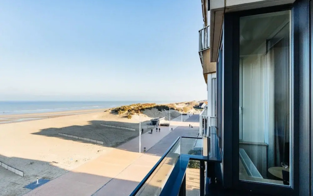 Apartment on Zeedijk With Stunning Sea View