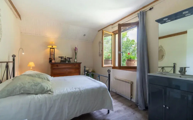 Majestic Holiday Home in Laroque With hot tub