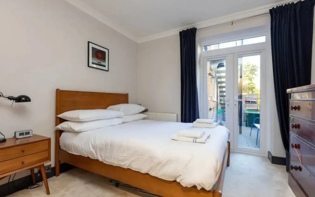 Stylish 2 Bedroom Flat With Large Private Garden