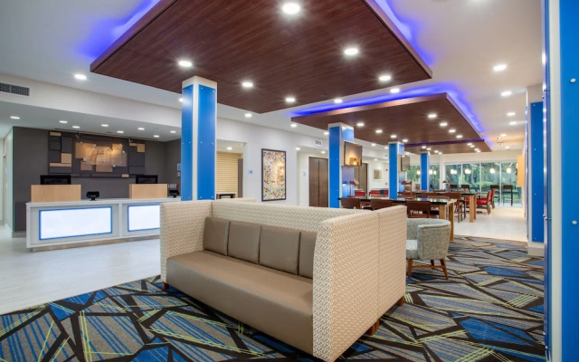 Holiday Inn Express & Suites Deland South by IHG