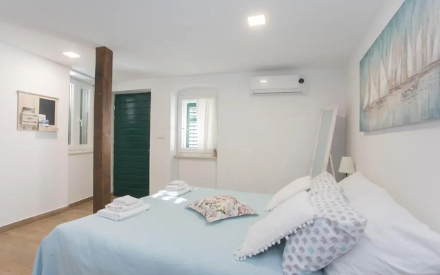 Aurum Apartment