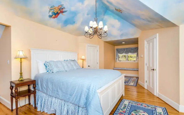 Magnificant & Private Lakefront 5 Bedroom Home