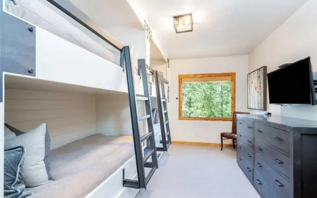Slopeside Lodge