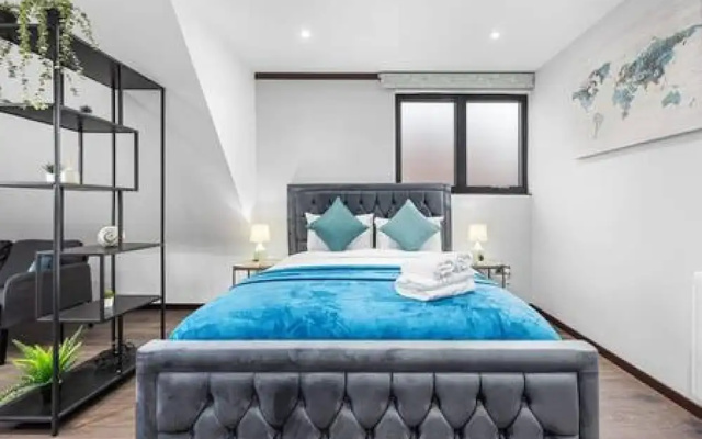 Luxury Spacious 2 Person Suite in North London