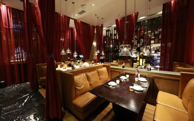 Yangluo Happy Year Hotel