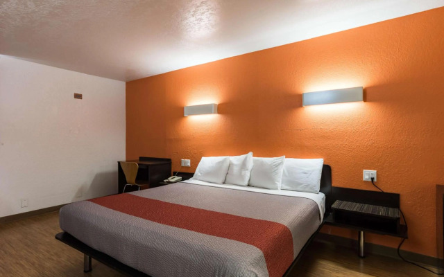 Motel 6 Uvalde, TX