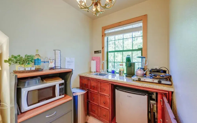 'lakeside Bear Lodge' Studio: 9 Mi to Bass Lake!