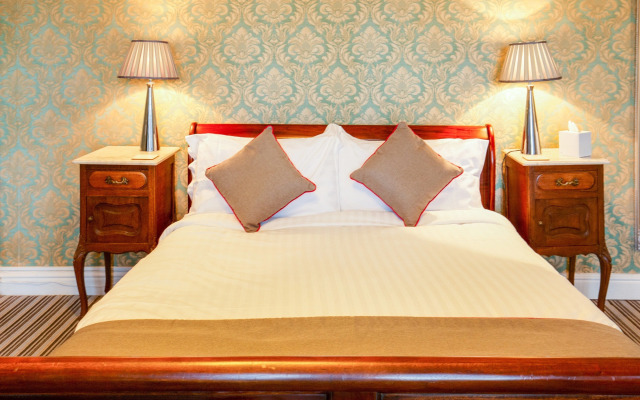 OYO Lamphey Hall Hotel
