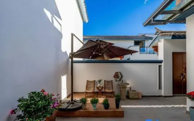 Three Sisters Wenquan Homestay