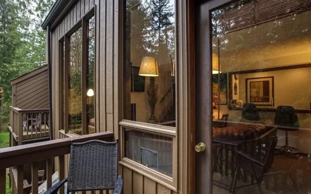 31sw - Fireplace - Wifi - Washer/dryer - Sleeps 4 2 Bedroom Home by RedAwning