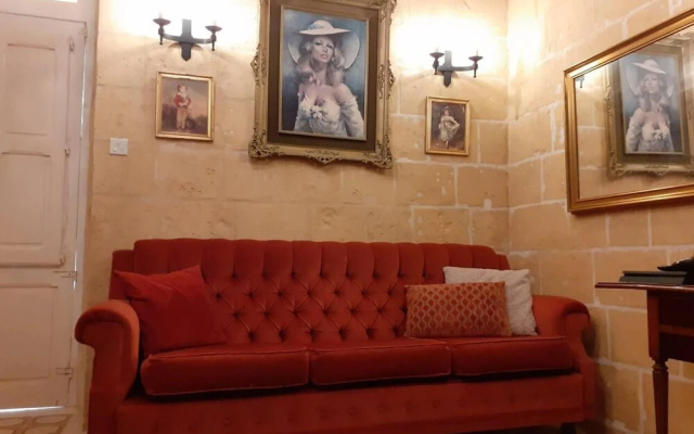 2 Bed House Sleeps 3 - Wifi, Aircon, Balcony