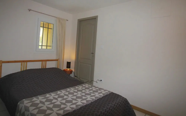 2 Tastefully Furnished Gites With Private Pool, 1km From Faucon
