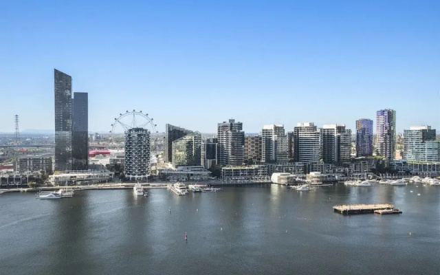Stunning 2-bed Apartment With Water Views