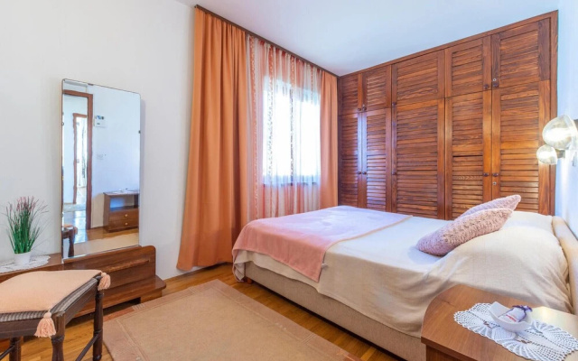 Stunning Home in Lokva Rogoznica With 4 Bedrooms and Wifi